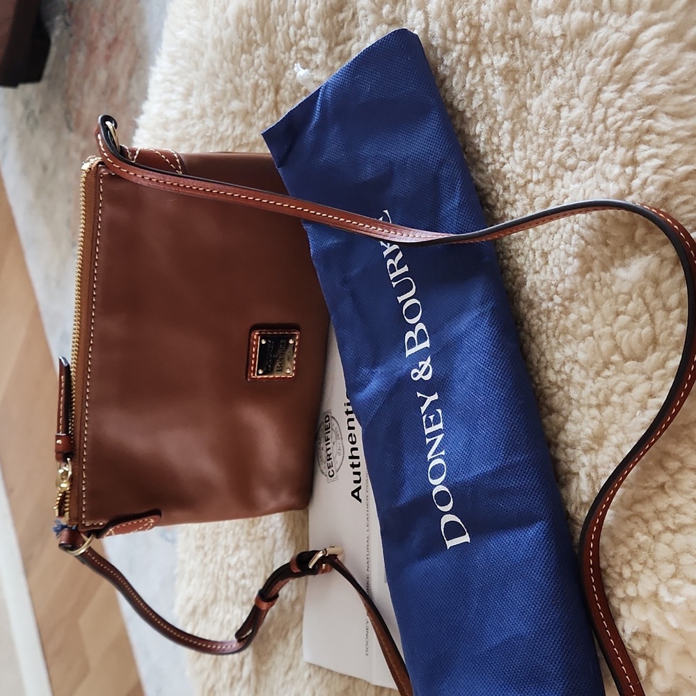 Gorgeous Dooney & Bourke Natural Tan Leather Pouchette Crossbody Bag 🤎